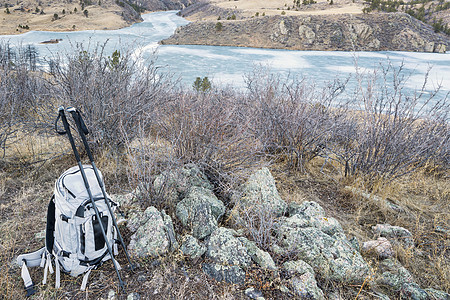 背包和乘车的电线杆远足登山杖娱乐岩石冒险图片