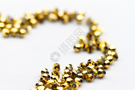 金色玻璃珠珠宏观钻孔奢华白色水晶宝石黄色珠宝首饰图片
