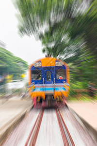 火车在路上跑得很快柴油机工厂跑步车轮交通技术旅行运动车站铁路图片