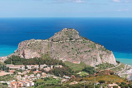 西西里西法鲁山有古城墙的山峰图片
