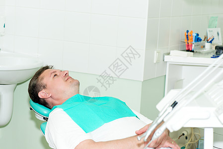 牙医办公室男子的肖像中年矫正病人药品牙科卫生贸易工具胡子男性图片
