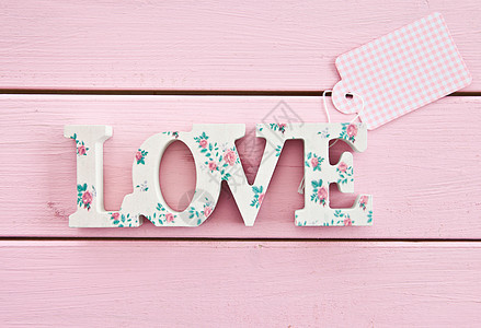 粉红木背景的爱乡村刻字粉色格子礼品图案木头花卉样品婚礼背景图片