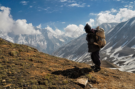 喜马拉雅山的舍尔帕远足者登山男性全景岩石男人山脉旅行风景远足图片