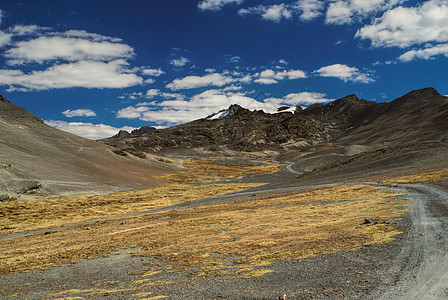 江河长途风景旅行山峰远足踪迹全景山脉图片