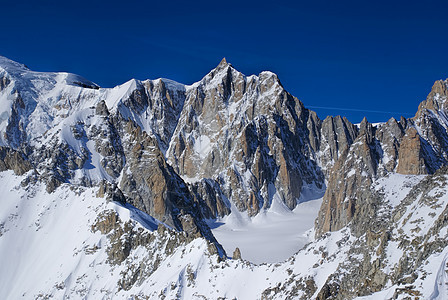 白叶山谷山脉季节性路线蓝天风景山峰全景河谷滑雪图片