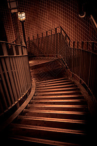 楼梯在大楼里下楼图片
