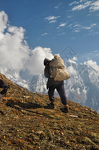 喜马拉雅山的舍尔帕岩石风景高度旅行远足男性多波全景山脉男人图片