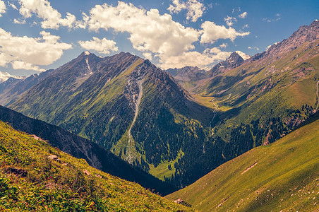 吉尔吉斯斯坦的绿峡谷山峰全景丘陵远足风景山脉旅行背景图片