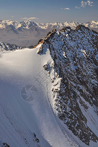 吉尔吉斯斯坦的Ala Archa冰川山脉高度岩石顶峰远足首脑风景图片