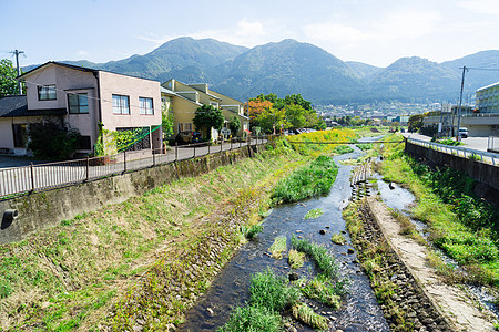 日本Yufuin 2014年10月17日 农村家乡村庄与山田季节天空土地场地草地乡村风景环境房子绿色图片