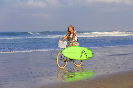 带冲浪板和自行车的年轻女孩比基尼冲浪者海滩金发女郎冲浪青少年海洋运动金发海浪图片