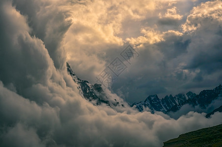 康钦坚加全景风景干城山脉山峰风暴图片