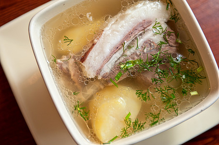 汤和羊肉香料桌子洋葱用餐烹饪生态牛肉蔬菜盘子美食图片