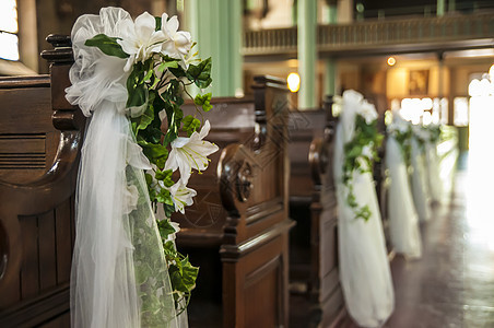 婚礼装饰教会区系长椅浪漫植物已婚庆典宗教仪式花朵背景图片