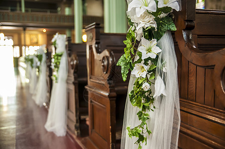 婚礼装饰宗教区系庆典仪式浪漫教会已婚长椅花朵植物背景图片