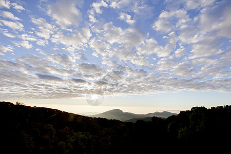 日出时的层层山雾蓝色脊线平民国家边界云杉公园遗产生物世界图片