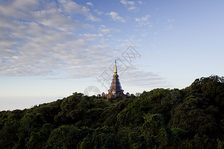 一座美丽的塔台 在泰国山顶的山顶文化假期建筑游客助手反射建筑学天空公园佛教徒图片