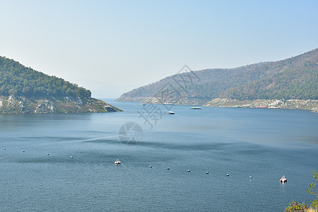 水坝电力发电发电机场景激流建筑工程绒布水闸天空弹幕流动水库图片