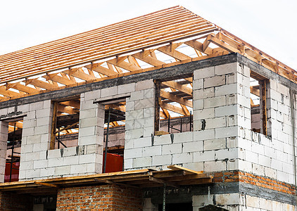 未完工的房屋 有木材屋顶天空窗户项目材料房子光圈桁架建筑学建筑木板图片