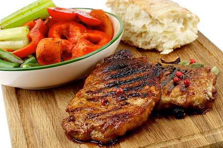 烤牛排和蔬菜猪肉吃饭食物晚餐油炸青菜面包美食家午餐胡椒子图片