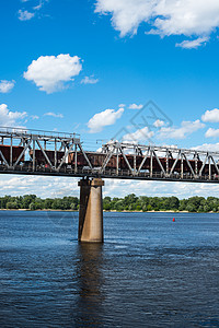 支撑铁路桥的桥墩之一立交桥运输货物梯形车辆货运金属轨道桁架火车图片