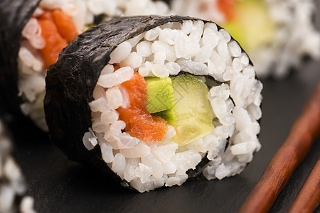 鲑鱼卷放在盘子上黄瓜海鲜文化饮食午餐食物海藻蔬菜餐厅美食图片