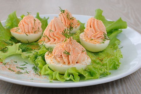 鸡蛋加上生菜叶中的鲑鱼梨饮食烹饪早餐黄油海鲜奶油小吃自助餐馅饼沙拉图片