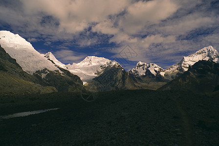 阿尔帕马约峡谷高度山峰远足山脉全景风景高山雪峰旅行图片