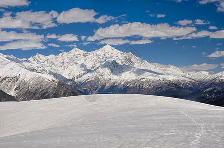 斯瓦涅蒂高加索山脉全景阴影山峰风景远足山脉蓝天图片