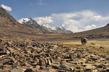 塔吉克斯坦干旱谷地全景山脉风景沙漠图片