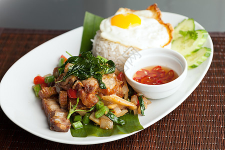 泰国烤猪肉和炸鸡蛋油炸美食软垫盘子胡椒蔬菜茉莉花辣椒烹饪午餐图片