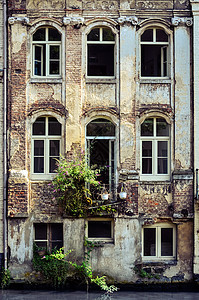 比利时古老的风墙 有旧窗户图片
