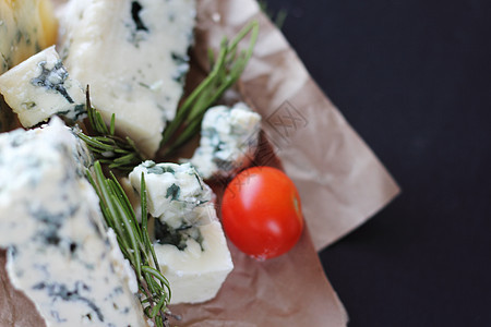 Roquefort 奶酪成分琥珀奶制品美食连环画美味百里香食物羊乳迷迭香豆荚背景图片