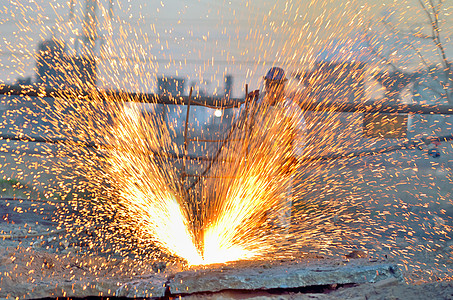 工人用喷灯切割金属基础设施火花劳动火焰工艺构造工业烧伤维修温度图片