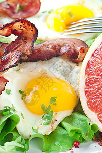 鸡蛋和培根油炸早餐食物香菜午餐柚子蛋黄背景图片