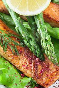 鲑鱼餐碳水化合物饮食胡椒柠檬绿色油炸午餐蔬菜食物图片