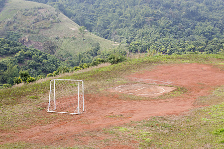 泰国北部山丘上的足球操场 赛马运动场图片