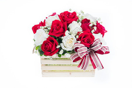 红玫瑰和白玫瑰 放在木篮子中 带美丽的丝带叶子红色绿色白色玫瑰庆典植物礼物花瓣婚礼图片