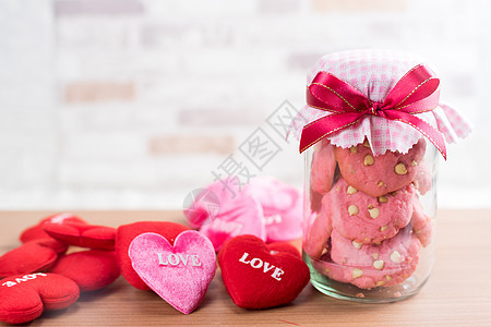 玻璃罐装的草莓饼干 盖有格子织物的帽子粉色花生棕色食物礼物甜点蛋糕坚果小吃美食图片