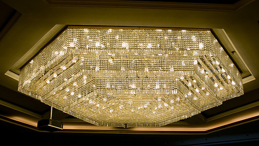室内美丽的水晶吊灯玻璃灯泡珠宝火花艺术风格皇家酒店古董奢华图片