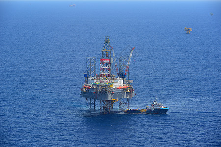 近海钻探石油钻井机和补给船侧视图生产救助艇石油起重机海洋气体活力钻机平台汽油图片