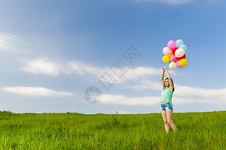 Ballons 女孩带Ballons幸福微笑自由场地气球草地飞行天空乐趣喜悦图片