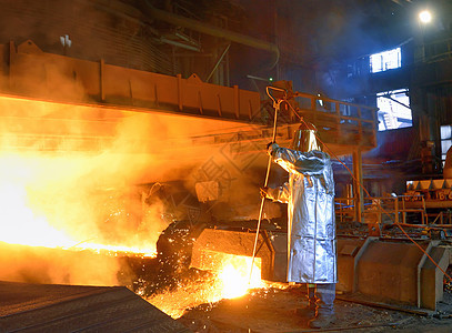 钢铁工人工作冶金工艺铸造燃烧商业火花辉光杯子钢包图片