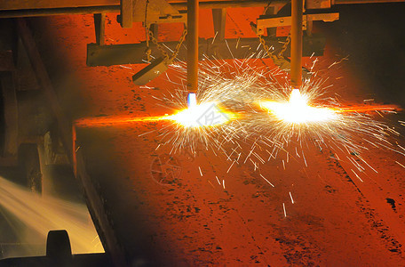 热金属的气体切割辉光工具铸造金工焊机工作液体火花火炬火焰图片