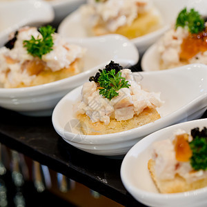 在自助餐上提供许多甜甜甜甜点盘子桌子美食巧克力餐饮四轮车服务食物糕点派对图片