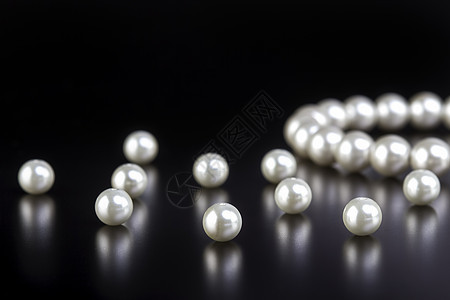 黑色的白珍珠项链女性化女性配饰宝藏宝石展示细绳奢华珠子礼物图片