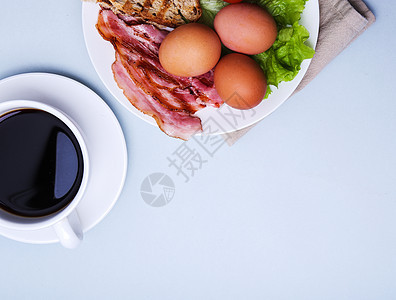 美味早餐桌子蓝色盘子乡村小吃静物杯子沙拉面包蔬菜图片