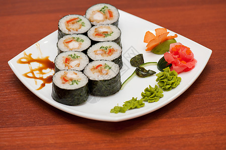 寿司卷和螃蟹肉海藻宏观食物盘子叶子餐厅蔬菜寿司小吃海鲜图片