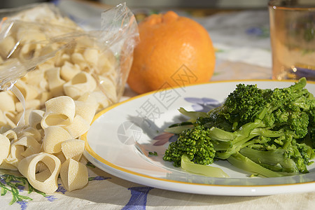 含有萝卜绿色的意大利面食物盘子调味蔬菜胡椒食谱美食营养图片