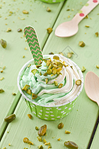 冷冻酸奶和新鲜的活塞圆点香草正方形食物冰淇淋纸杯坚果小吃绿色杯子图片